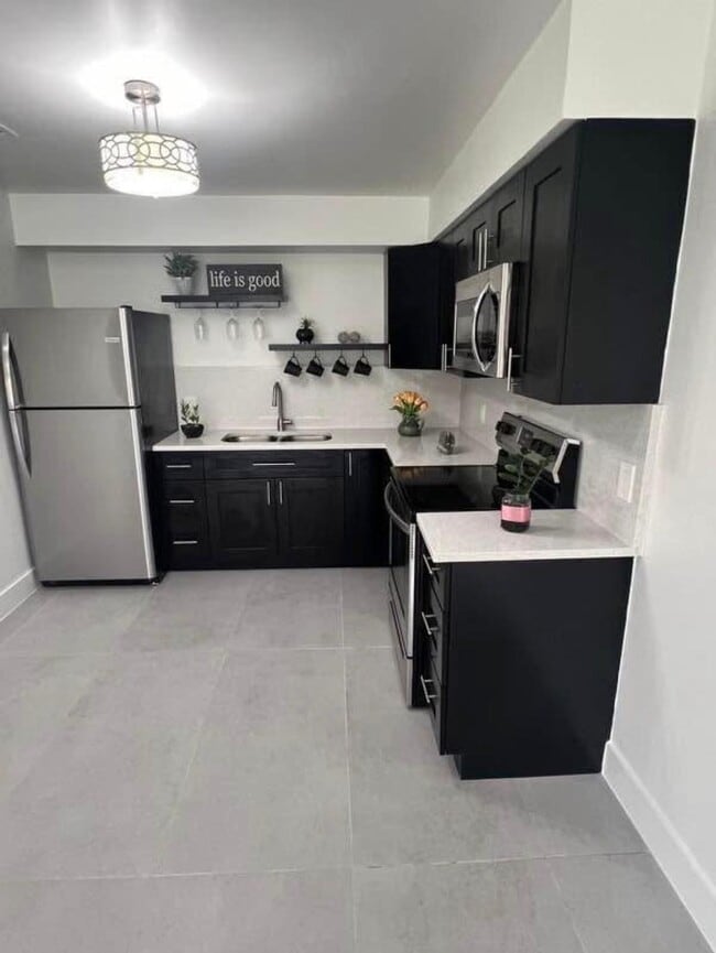 Foto del edificio - 4791 Elmhurst Rd