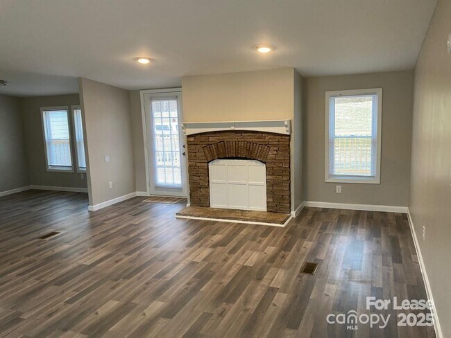 Foto del edificio - 1030 McKay Rd