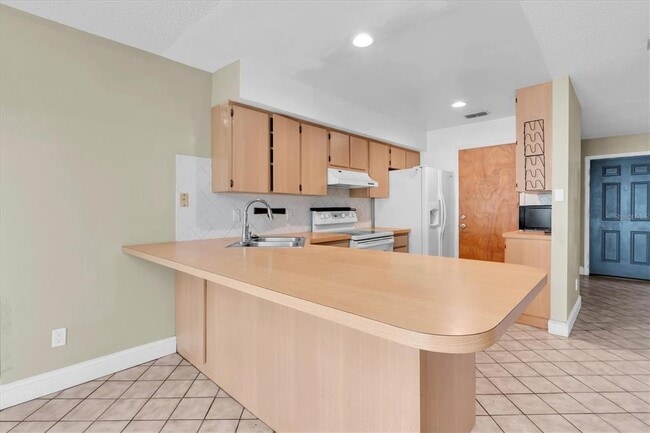 Building Photo - 3235 Hillsdale Ave