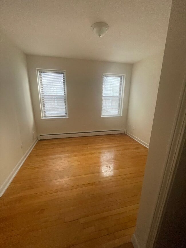 Building Photo - Huge 1 bed unit located near the Commuter Rail and the Green Line.