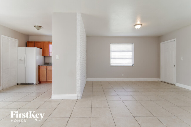 Building Photo - 2410 Largo Dr