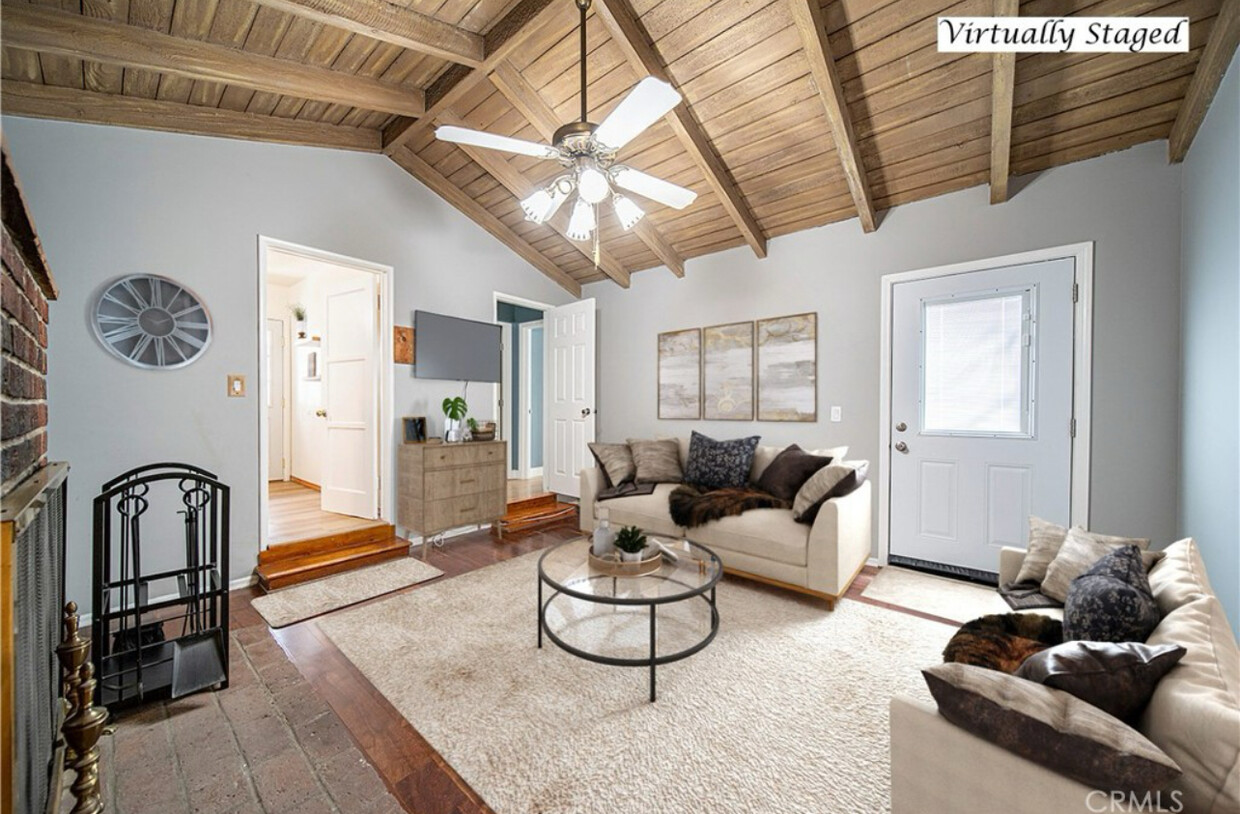 Family room - 21016 Saticoy St