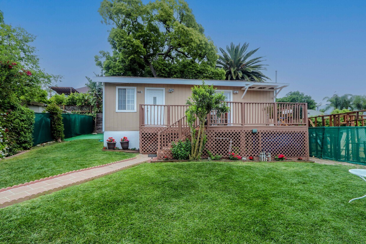 968 1/2 Hyperion Ave. - 968 Hyperion Ave