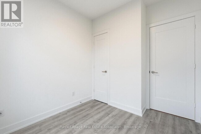 Photo du bâtiment - 25 Cordova Ave