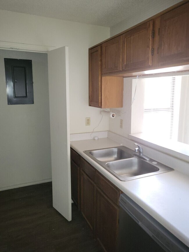 Foto del edificio - 1741 Crest Grove Dr