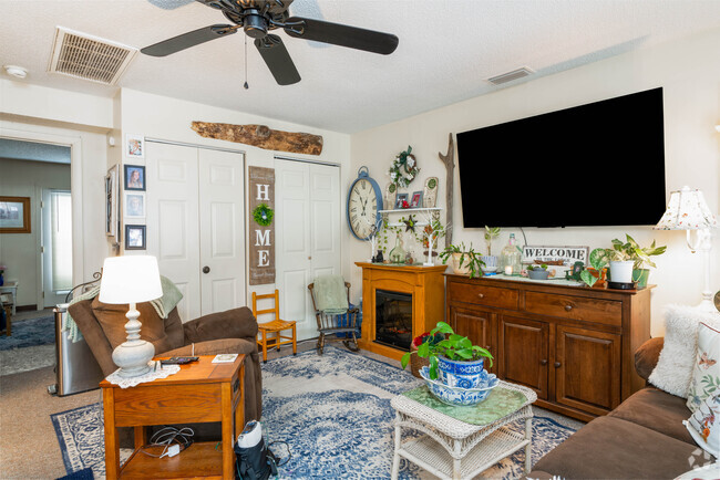 1 habitación, 1 baño - Sala de estar - Crockett Fields Senior Apartments (62+)