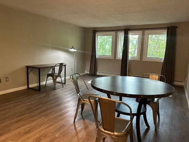 Building Photo - Century 21 Gold Rush - 3 bed, 1 bath (Fair...