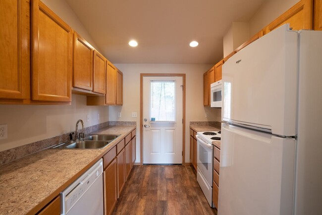 Building Photo - 3 BEDROOM TOWNHOME IN ARLINGTON