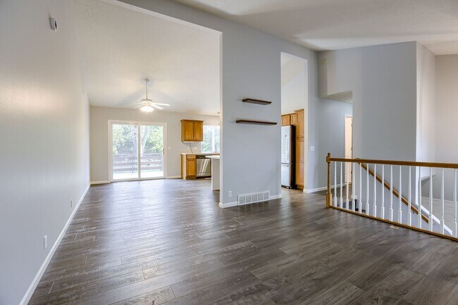 Building Photo - Great 3 Bedroom Near Cunningham Lake!!