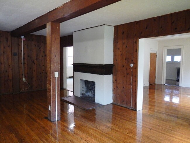 Building Photo - AVAILABLE 6/1/26 - Large House Available O...