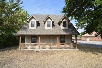 Building Photo - 704 S Dewey Ave