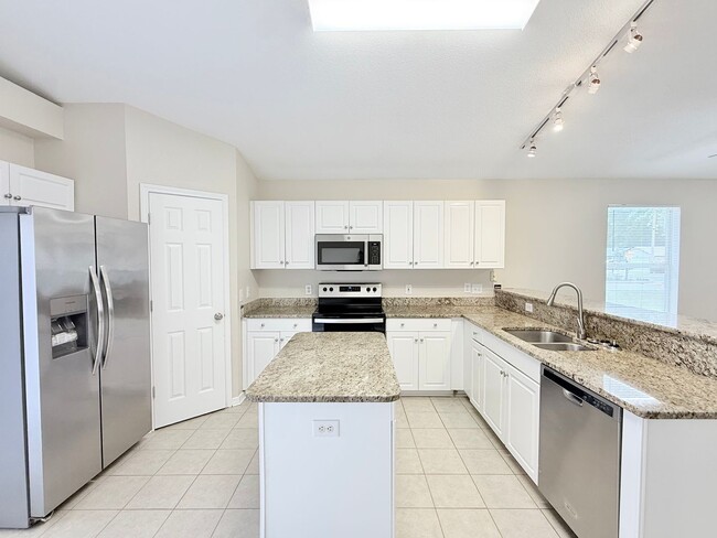 Building Photo - Charming 3-Bedroom Home - Spacious Backyard