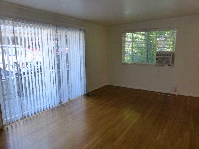 Building Photo - 475 N St E