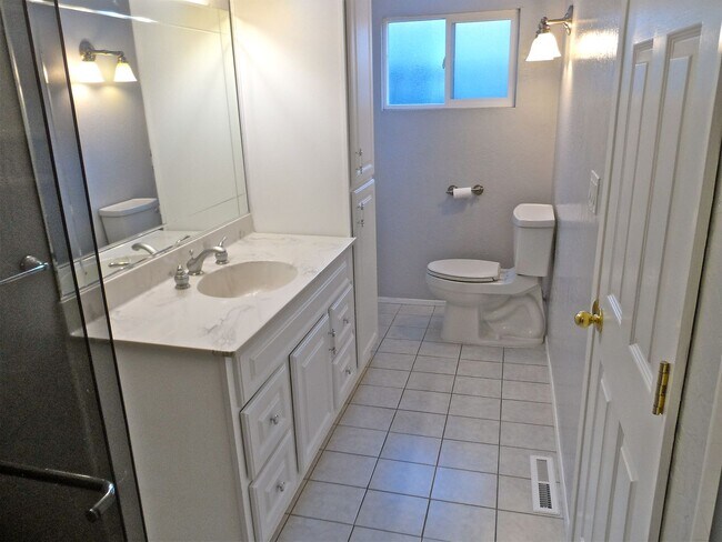 Foto del edificio - Charming Castro Valley Home: Spacious Livi...