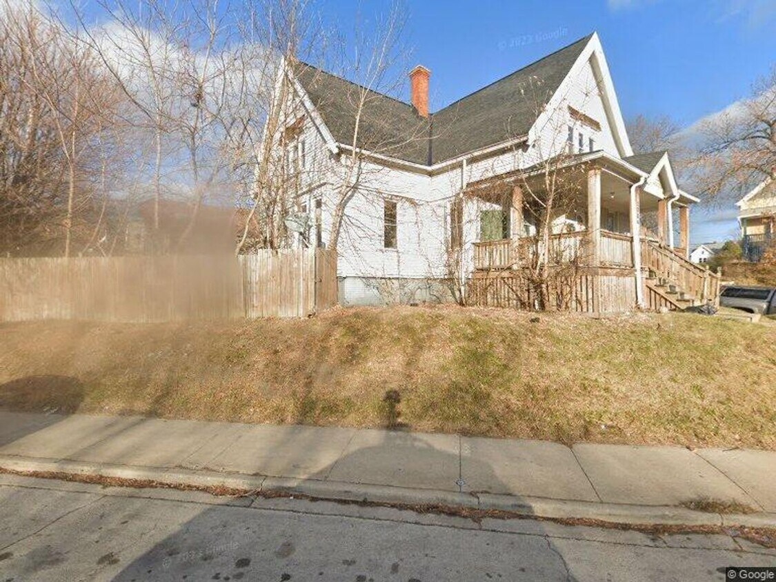 Foto principal - 5 Bedroom Single Family