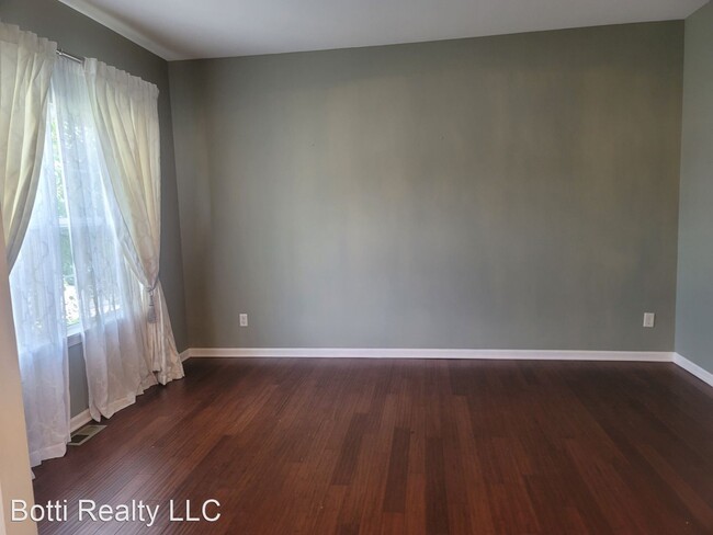 Building Photo - 4 br, 2.5 bath House - 12430 Kings Point Dr