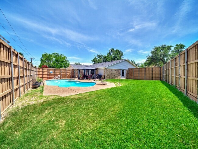 Building Photo - 1121 Bass Dr