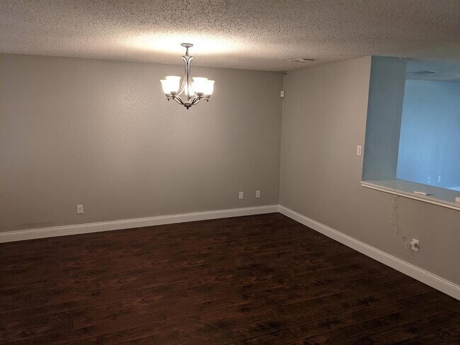 Building Photo - 6511 White Oaks Ln