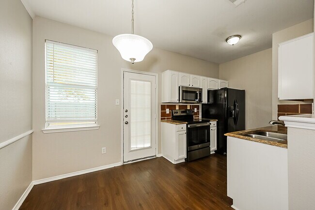 Building Photo - 916 Buffalo Springs Dr