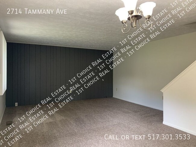 Building Photo - Spacious 3-BDR 1.5-BTH Duplex w/ Garage & ...