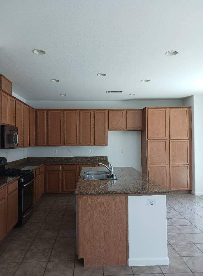 Building Photo - 2435 Hanson Dr