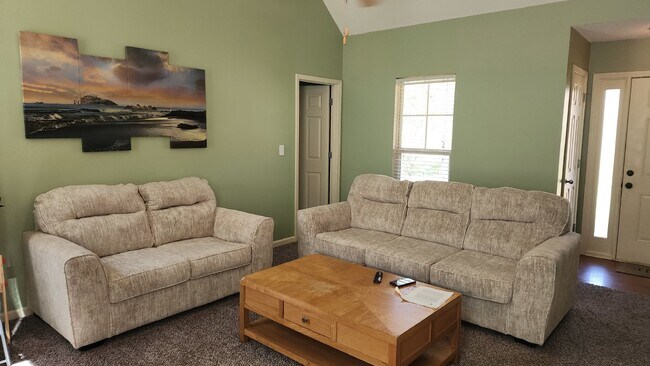 Foto del edificio - Convenient to west gate of Ft Moore