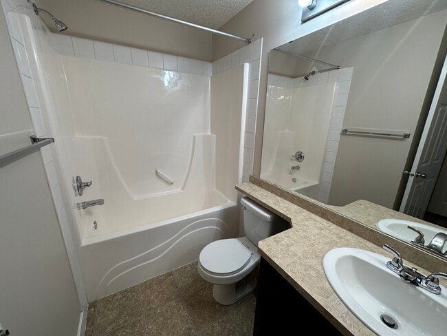 Building Photo - River Gate