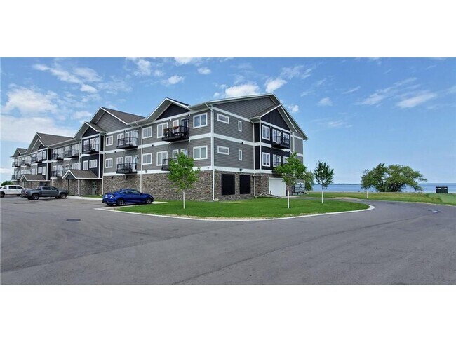 Foto del edificio - LAKE VIEW- 3 Bedroom Condo