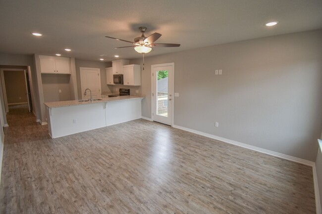 Building Photo - 2 Bedroom 2 Bathroom Home in Fayetteville,...