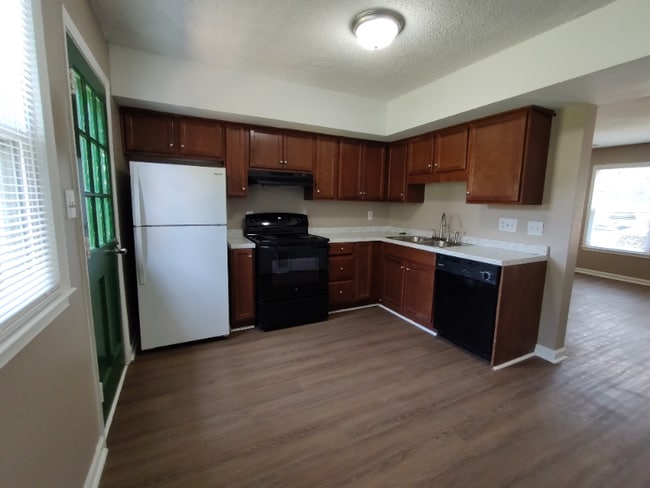 Building Photo - 703 Smithdale Dr