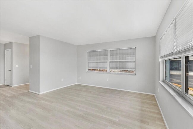 Foto del edificio - 250 Rosery Rd NW