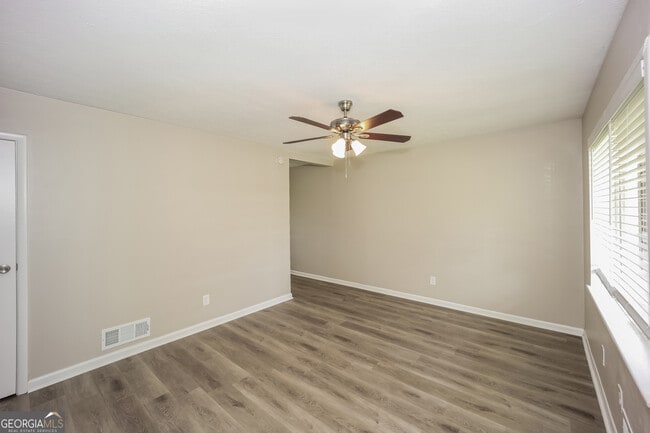 Building Photo - 8904 Channing Dr