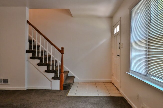 Building Photo - 825 N Raynor Ave