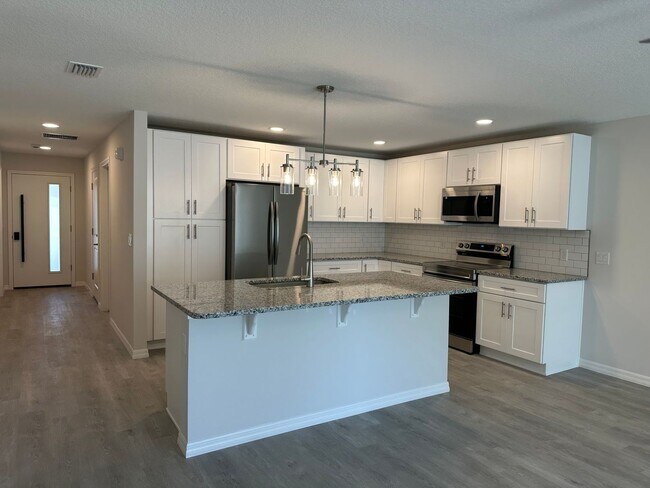 Foto del edificio - NEW 3/2/1 ready to rent! Pet friendly.