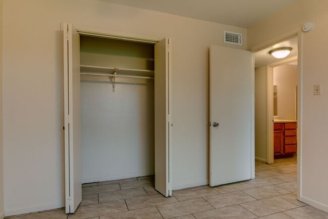 Building Photo - 2 Bedroom Apartment for Lease!