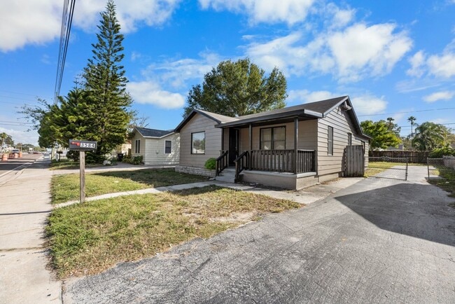 Building Photo - Cute St Pete Bungalow 3/1