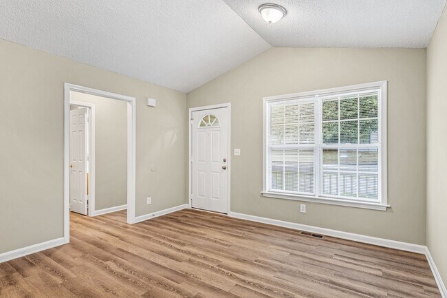 Foto del edificio - Welcome to this charming 4 bedroom, 2 bathroom home located in Greensboro, NC.