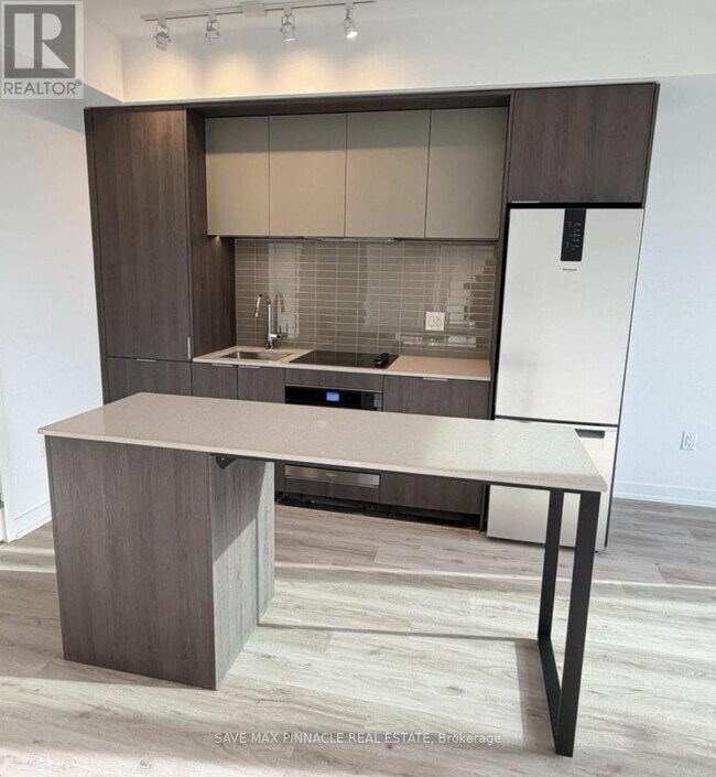 Photo du bâtiment - 395 Square One Dr