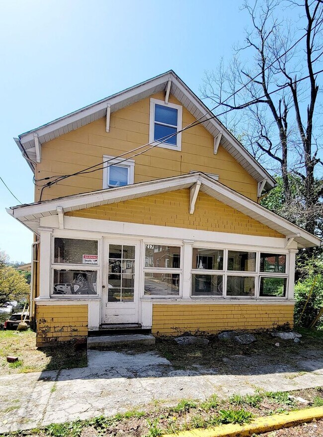 Building Photo - 217 McLane Ave