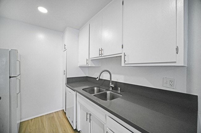 Interior Photo - 18411 Vincennes Street