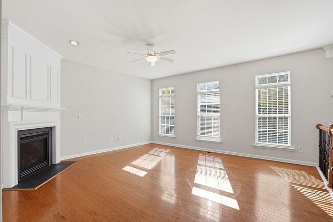 Foto del edificio - STUNNING TOWNHOME-AVAILABLE FOR IMMEDIATE ...