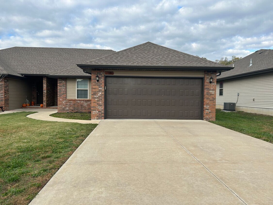 Foto principal - Three Bedroom Duplex in Republic, Missouri!