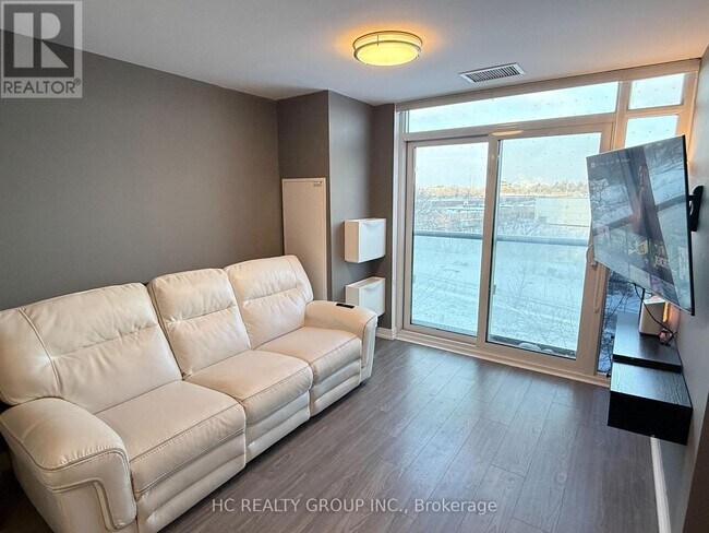 Photo du bâtiment - 225 Village Green Square