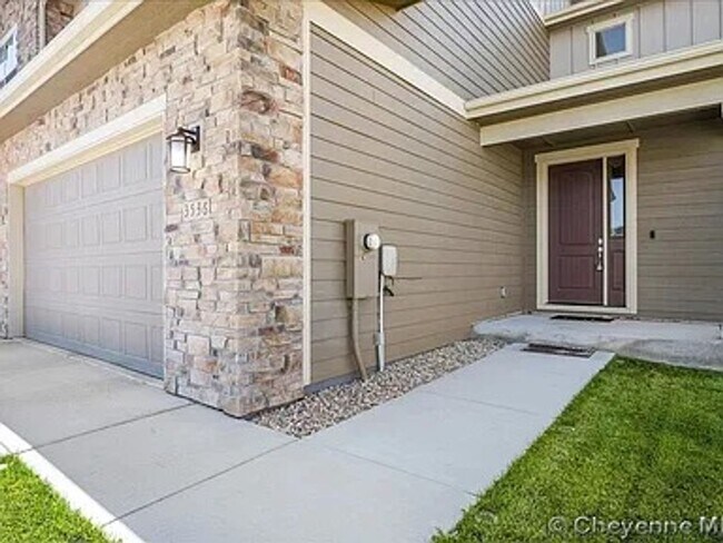 Building Photo - 3 BEDROOM, 2.5 BATHROOM SADDLE RIDGE HOME ...