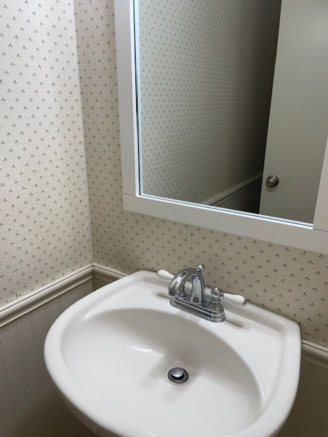 Foto del edificio - Four bedroom two and half bath on the uppe...