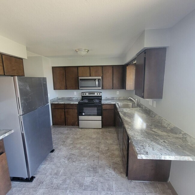 Foto del edificio - Remodeled 4 bed 2 bath home