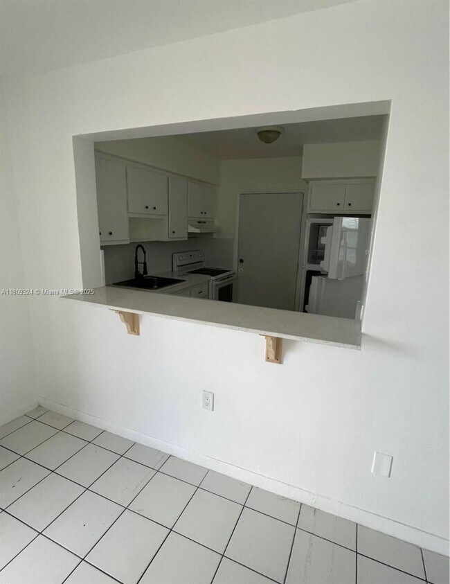 Foto del edificio - 621 S Royal Poinciana Blvd
