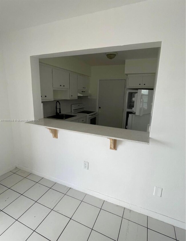 Building Photo - 621 S Royal Poinciana Blvd