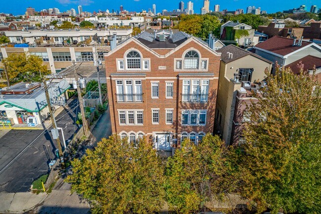 Foto del edificio - 2741 N Southport Ave