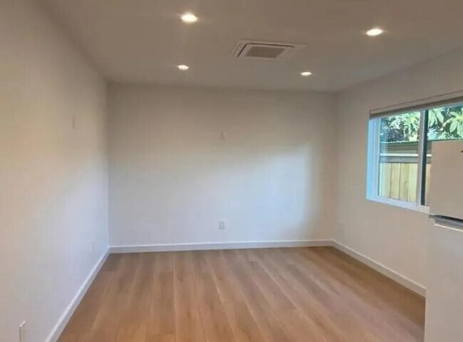 Foto del edificio - 1821 Chino St
